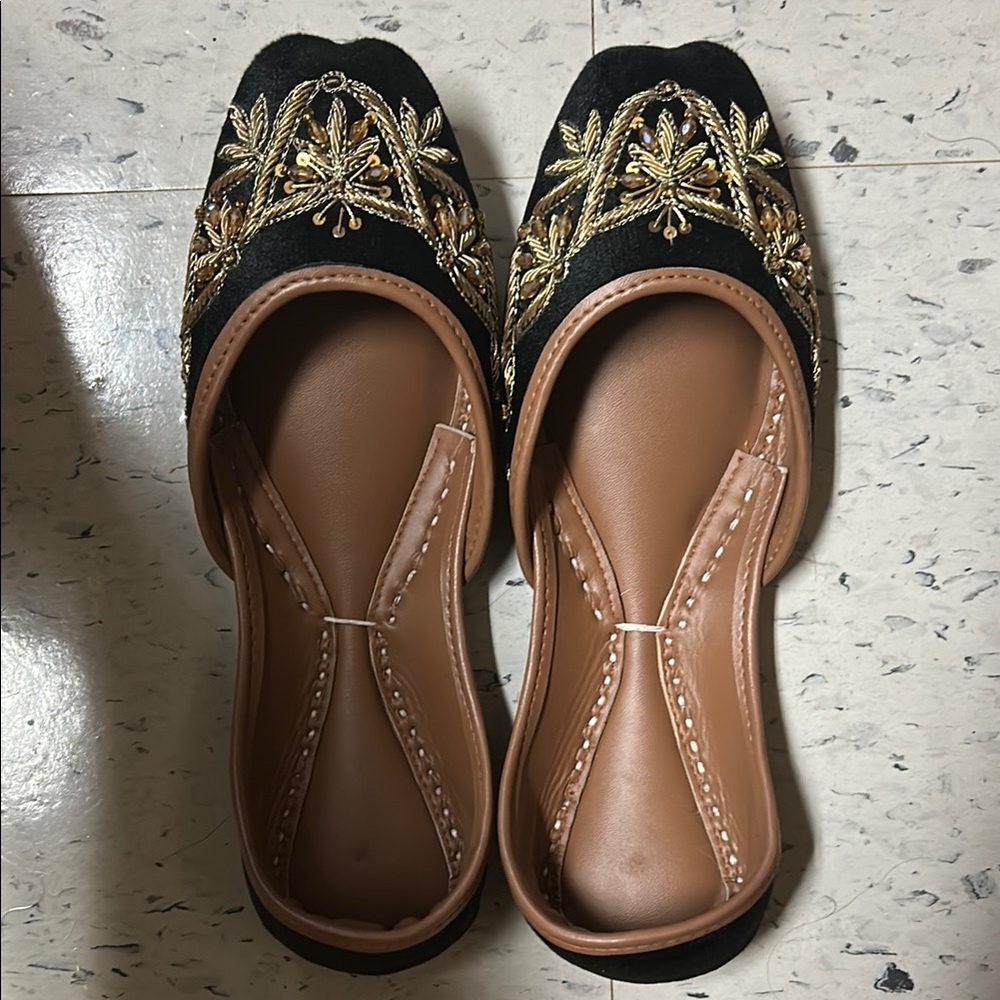 Embroidered Black and Gold Women's Juttis